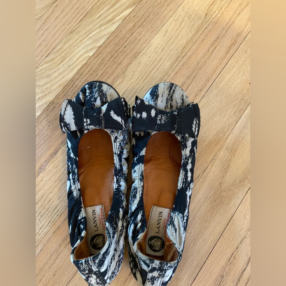 Lanvin black and white canvas print flats with bows. Size 6/6.5